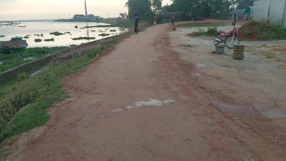 ৪০০ ফুট কাঁচা সড়কে ভোগান্তি ৪০ হাজার মানুষের