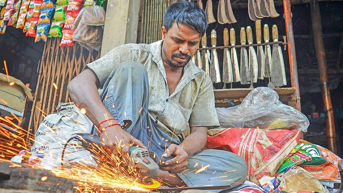 চট্টগ্রামের কামারপাড়ায় বাড়ছে ব্যস্ততা