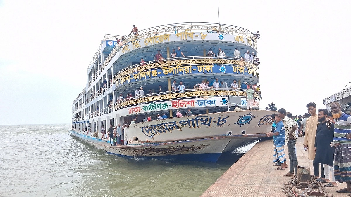 ভোলার লঞ্চঘাটে ঈদে ঘরমুখো মানুষের ঢল, অতিরিক্ত যাত্রী ও ভাড়া নিয়ে অভিযোগ