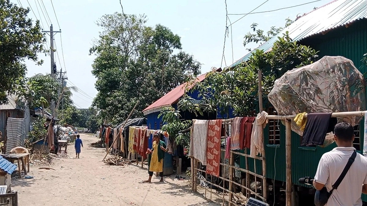 নৌকার জীবন ছেড়ে ডাঙ্গায় স্থায়ী বেদেরা