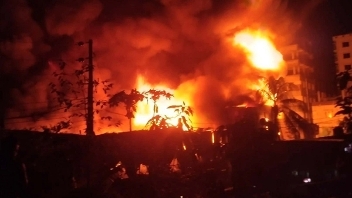 রাজধানীতে ফোম কারখানায় আগুন, নিয়ন্ত্রণে ৫ ইউনিট