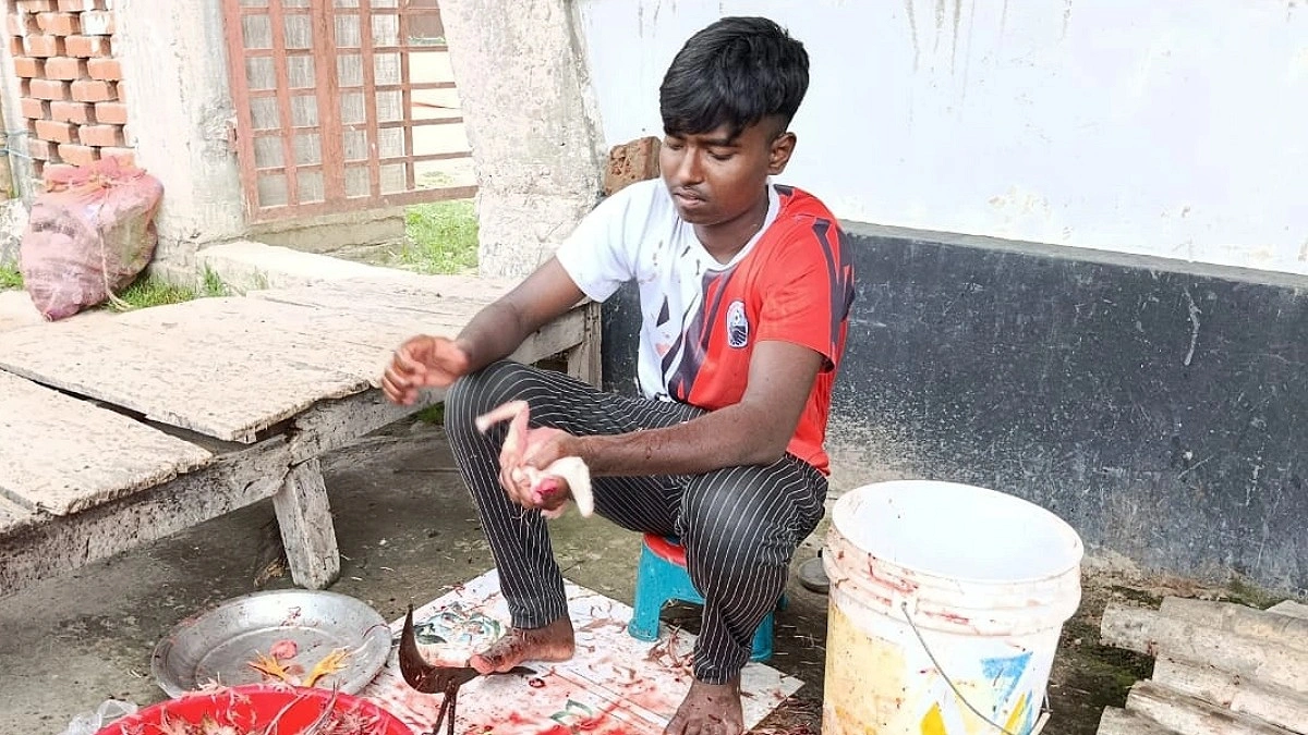 মে দিবসেও চলছে শিশুশ্রম, পেটের দায়ে ফিকে অধিকার