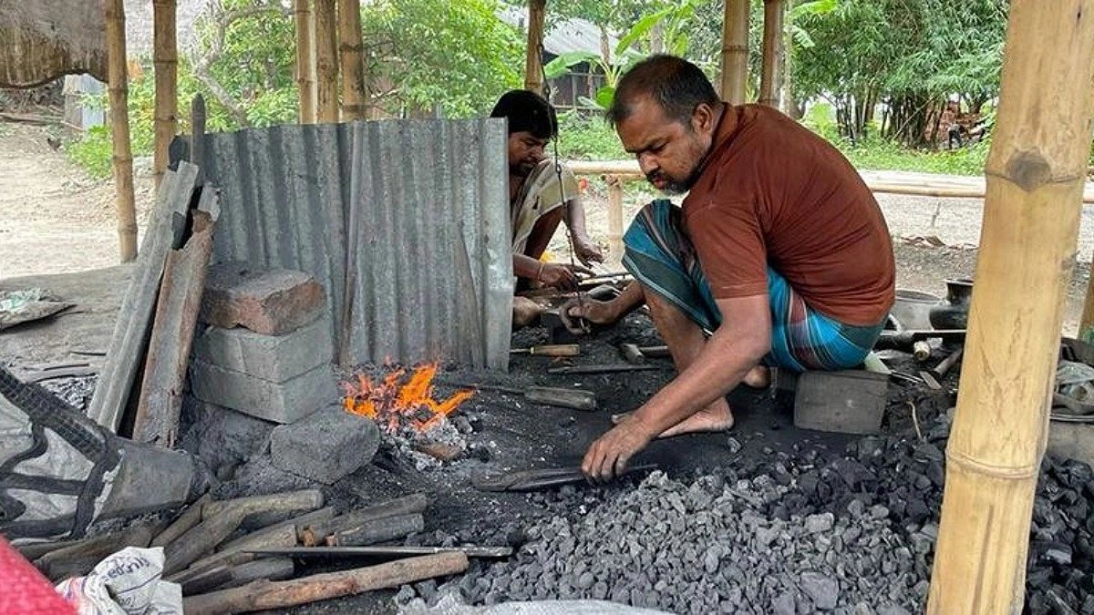 কোরবানির ঈদে রাজশাহীর কামারপল্লিতে ব্যস্ততা, বিক্রি কমার হতাশাও