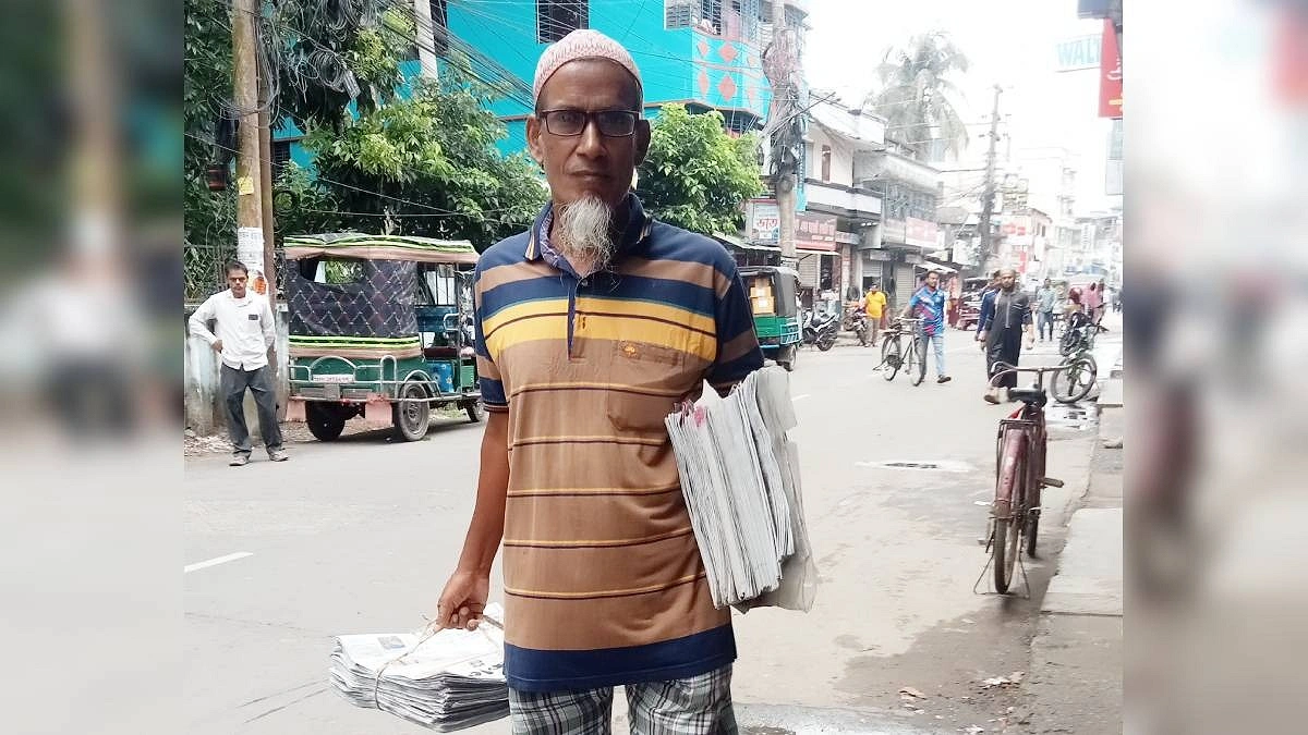 খবরের ফেরিওয়ালাদের ছুটি নেই, আছে টিকে থাকার লড়াই
