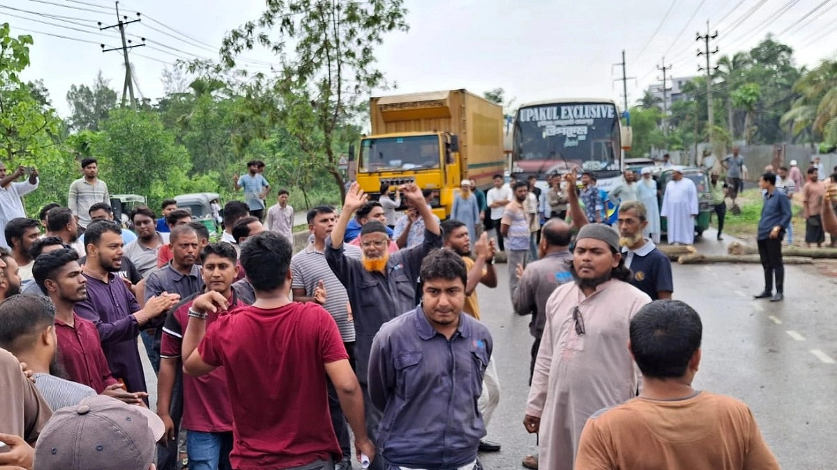 নোয়াখালীতে চাকরিচ্যুতির প্রতিবাদে বেসরকারি বিদ্যুৎকেন্দ্রের কর্মীদের বিক্ষোভ