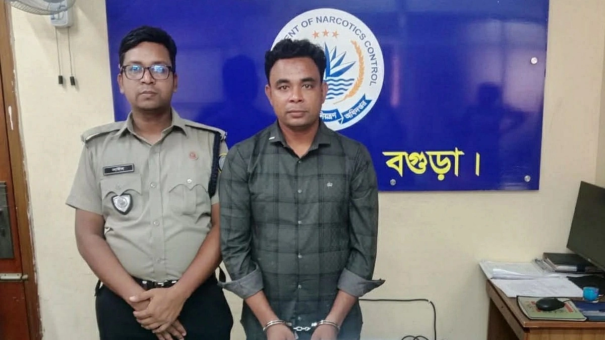 স্যান্ডেলের ভেতর লুকানো ছিল ১৫০০ পিস ইয়াবা, ধরল পুলিশ