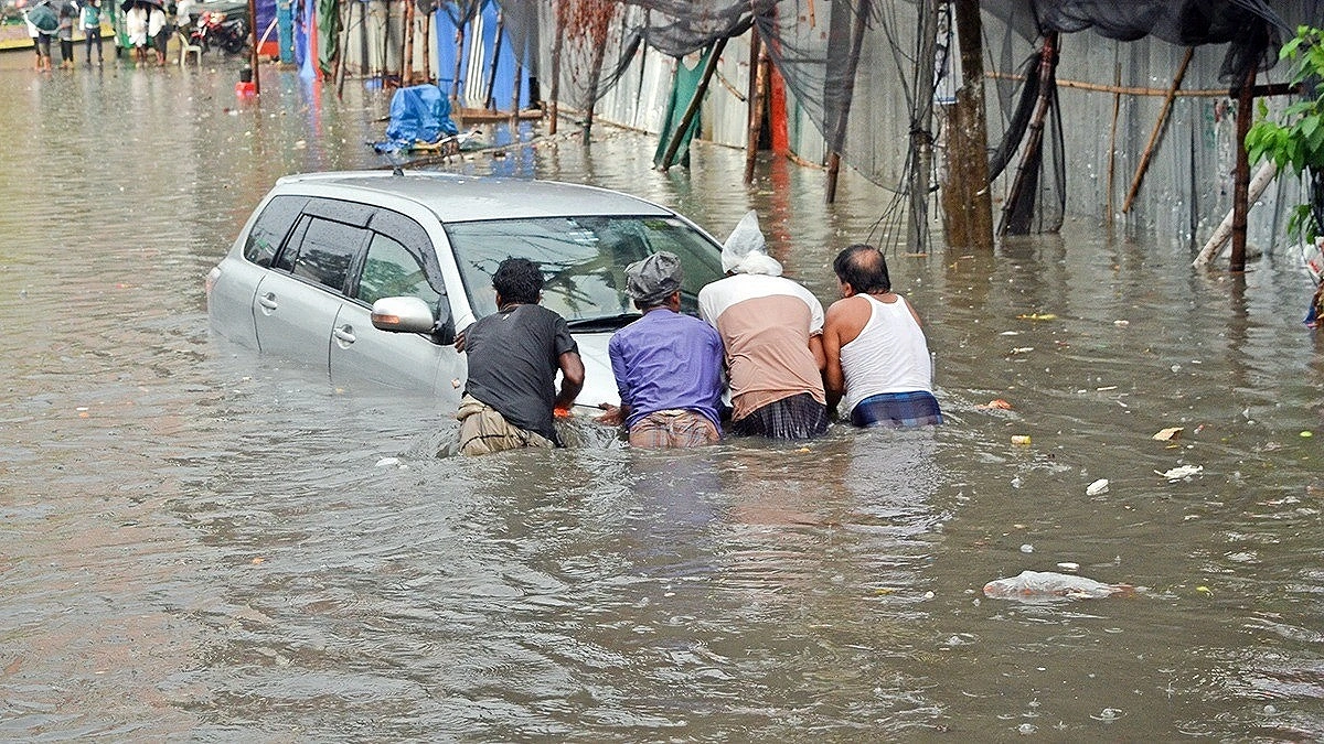 মাত্র দুই ঘণ্টার বৃষ্টিতে কোমরসমান পানি