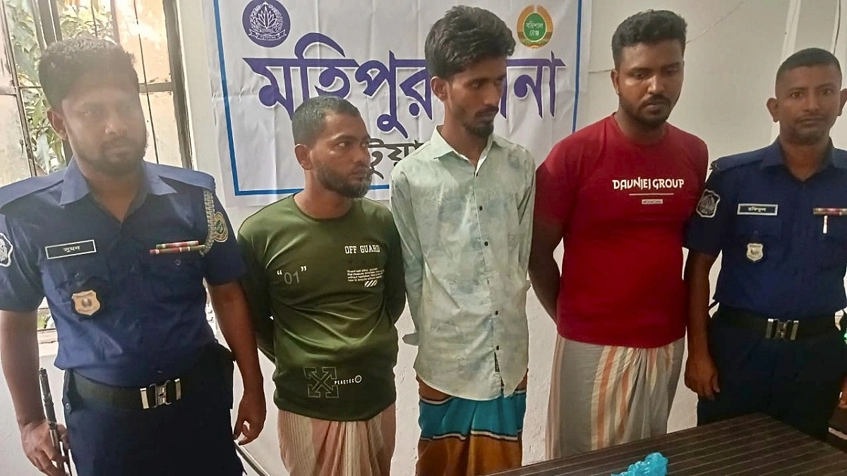 মহিপুরে ৬০ পিস ইয়াবাসহ তিন মাদক কারবারি আটক