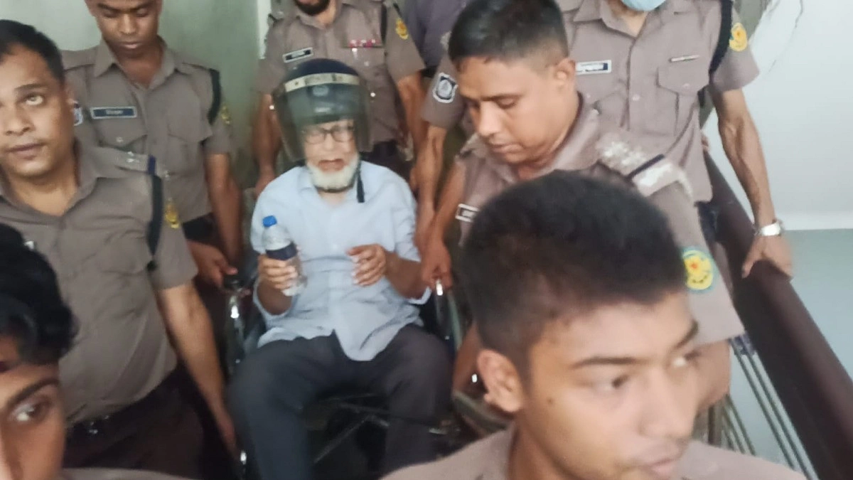 মামলার ফাইল দিয়ে খায়রুল হককে বাতাস করলেন আইনজীবীরা