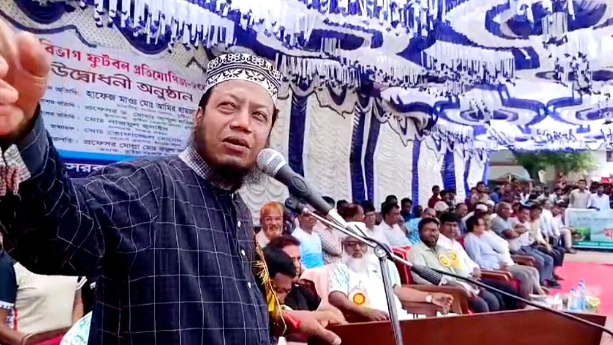 আমির হামজাকে দেখে শিক্ষার্থীদের ‘ভুয়া ভুয়া’ স্লোগান