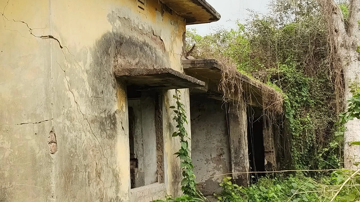নেই দরজা-জানালা, মৃতপ্রায় ঈশ্বরদী আবহাওয়া অফিস