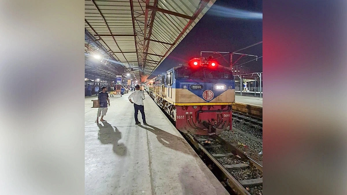 বিদ্যুৎহীন ‘এসি বগিতে’ ৫৬ যাত্রীর দুর্বিষহ যাত্রা