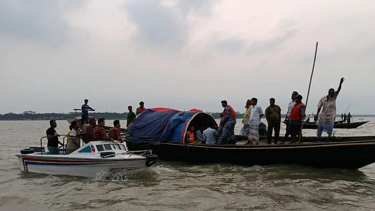 ঝড়ে ট্রলারডুবি, হিজলায় বাবা-ছেলেসহ নিখোঁজ ৩