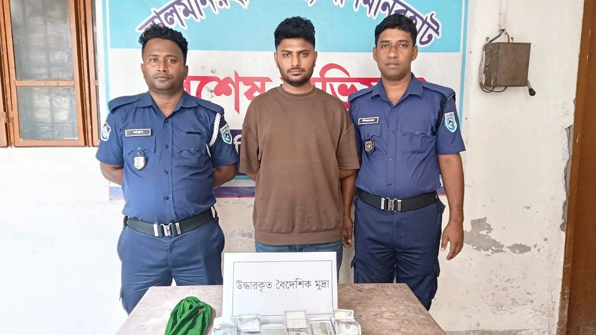 লালমনিরহাটে বিশেষ অভিযানে দেড় লাখ ডলার জব্দ