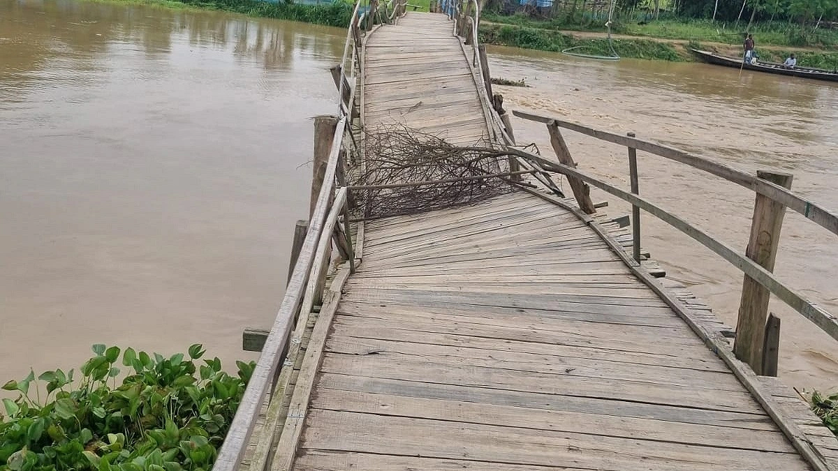 পাহাড়ি ঢলে ভেঙে গেছে কাঠের সাঁকো, ভোগান্তি ১১ গ্রামের মানুষের