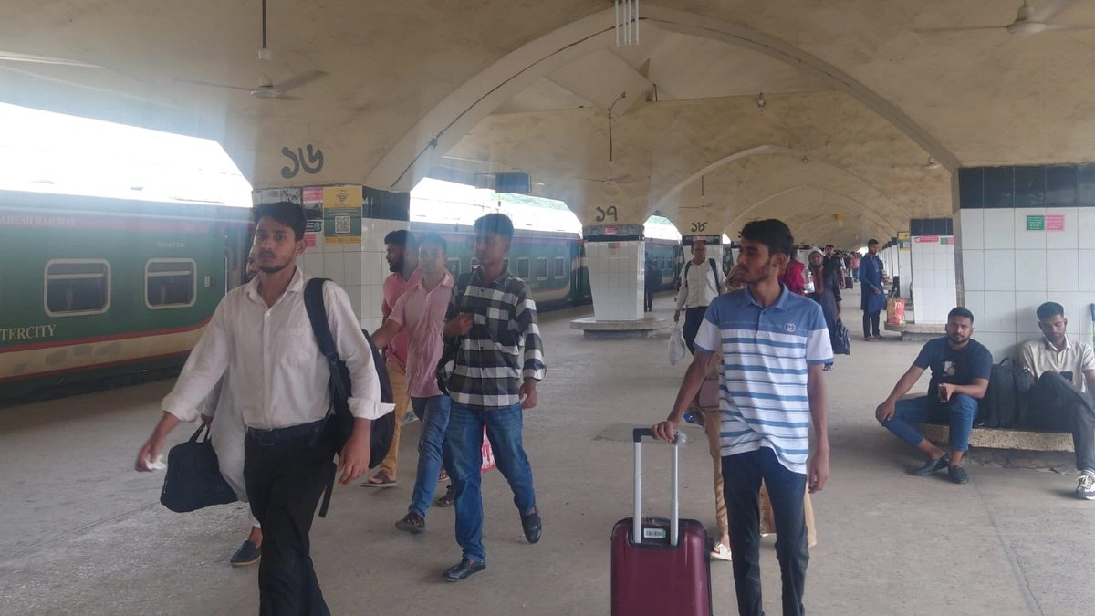 অধিকাংশ মানুষ ঢাকা ছাড়লেও ফিরছেন কেউ কেউ