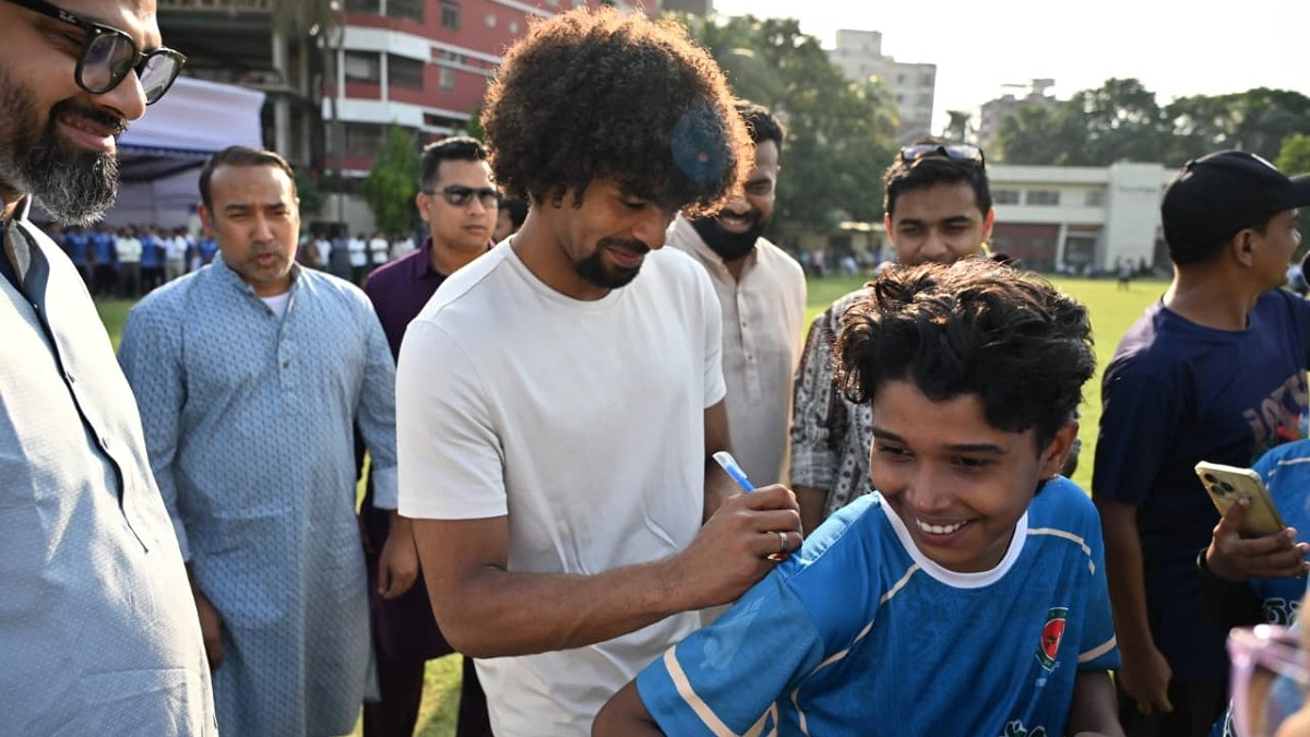 আমি একটি অনুষ্ঠানে গিয়েছিলাম (নতুন কুঁড়ি স্পোর্টস), যেখানে শিশুদের অল্প বয়স থেকে দক্ষতা বৃদ্ধির ব্যবস্থা করা হচ্ছে, যা ভীষণ গুরুত্বপূর্ণ। ইউরোপে বা অন্য মহাদেশে খুব অল্প বয়স থেকে ফুটবল শিক্ষা শুরু হয়, এটিই ফুটবলের বেসিক শেখার আদর্শ সময়। যতটা জানি, যুব দলগুলো নিয়ে তারা (সরকার) সারা দেশে ফুটবলসহ অন্যান্য খেলার আয়োজন করছে। এটি আমাদের বিশ্বকাপে যাওয়ার জন্য বড় ভূমিকা পালন করবে।