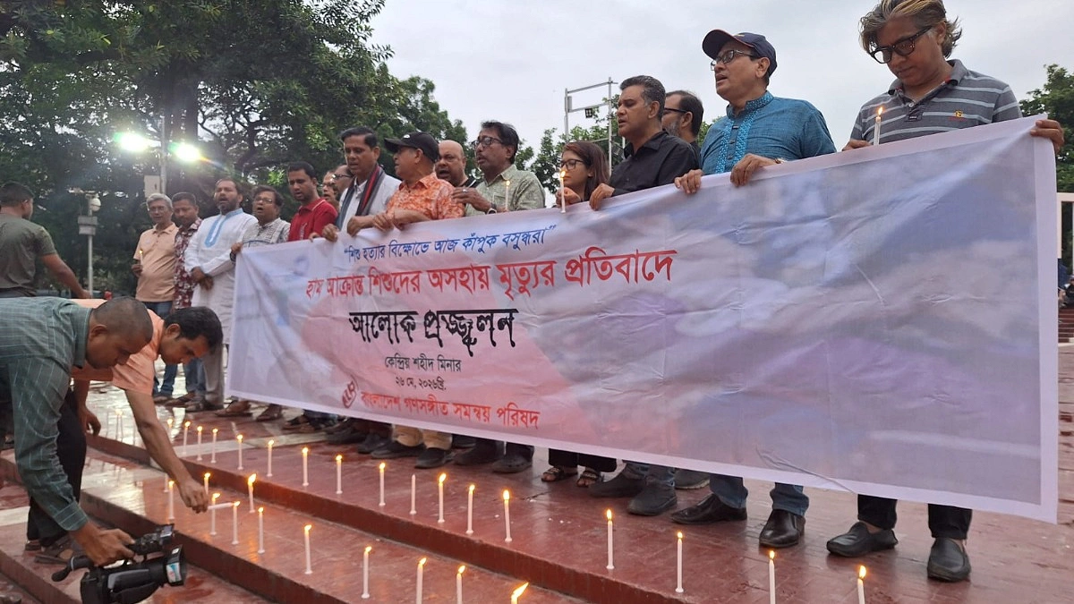 ‘শিশুহত্যার’ প্রতিবাদে শহীদ মিনারে আলোক প্রজ্বলন