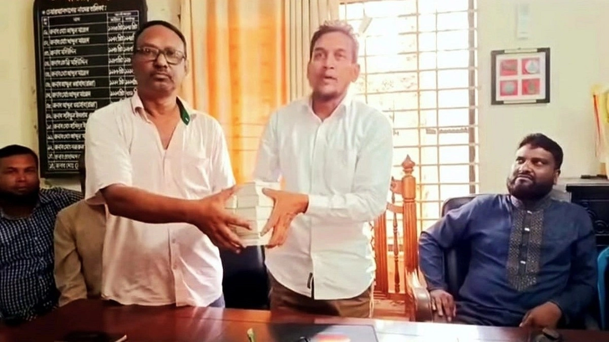 বিএনপি নেতাকে ভিজিএফের কার্ড তুলে দিলেন ইউপি চেয়ারম্যান