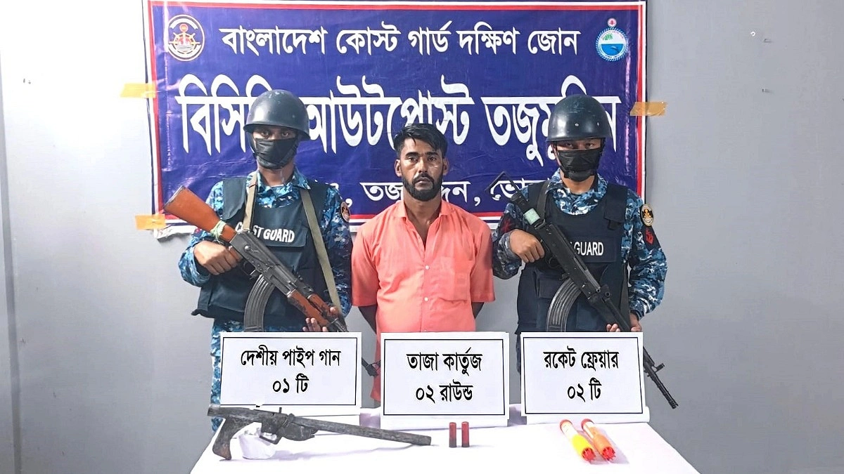 ভোলায় অস্ত্র ও রকেট ফ্লেয়ারসহ ডাকাত আটক