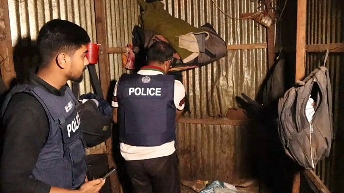 বস্তির সেই এসি রুমে ‘ম্যারাথন’ অভিযান, মাদকসহ আটক ৫০