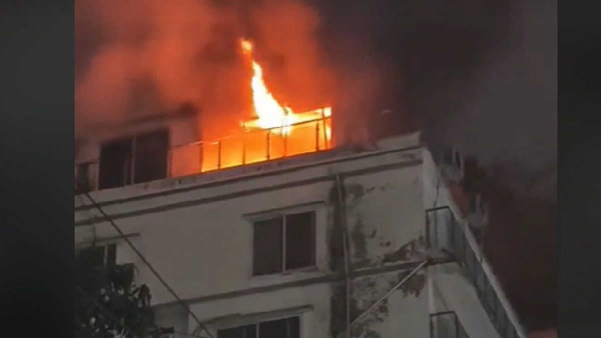 মোহাম্মদপুরে বহুতল ভবনে আগুন