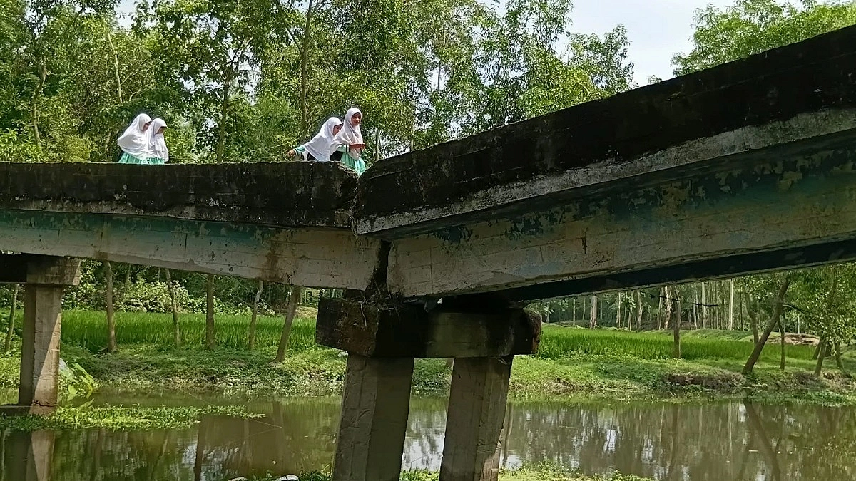 ভাঙা সেতুতে জীবনের ঝুঁকি, দুর্ভোগে শতাধিক মানুষ