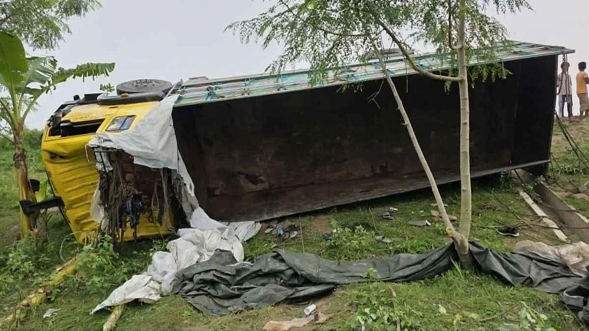 ঢাকা-টাঙ্গাইল মহাসড়কে ট্রাক উল্টে নিহত ১৫