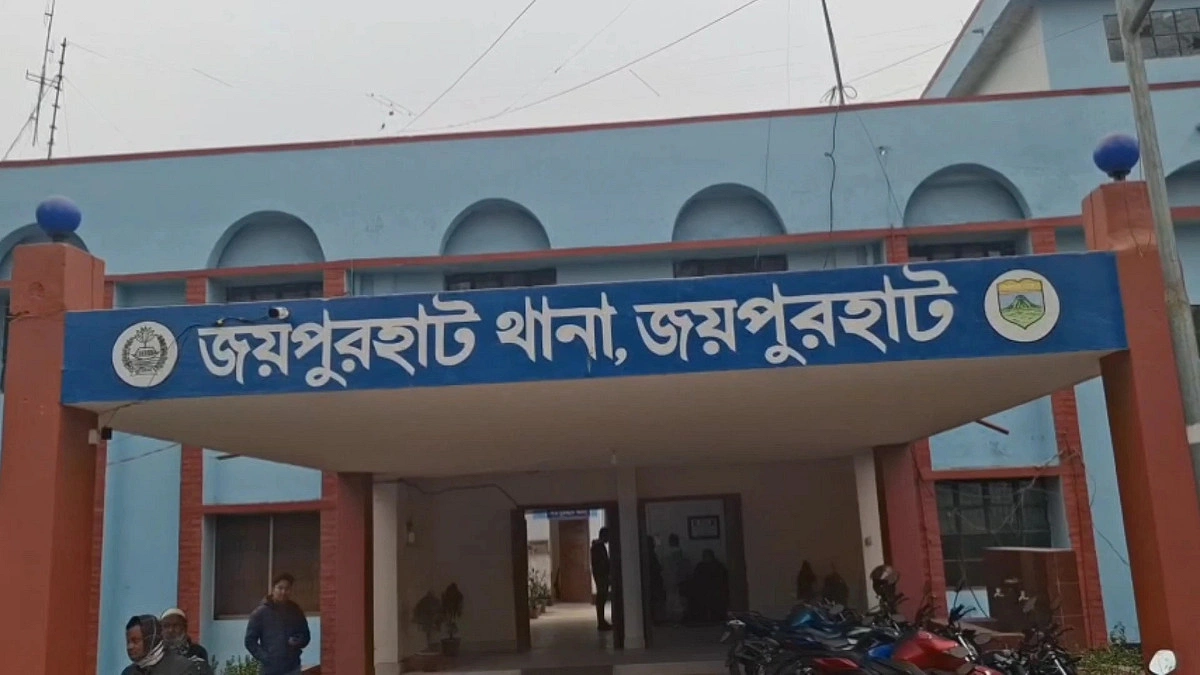 ধর্ষণের অভিযোগে গ্রেপ্তার সৎবাবা