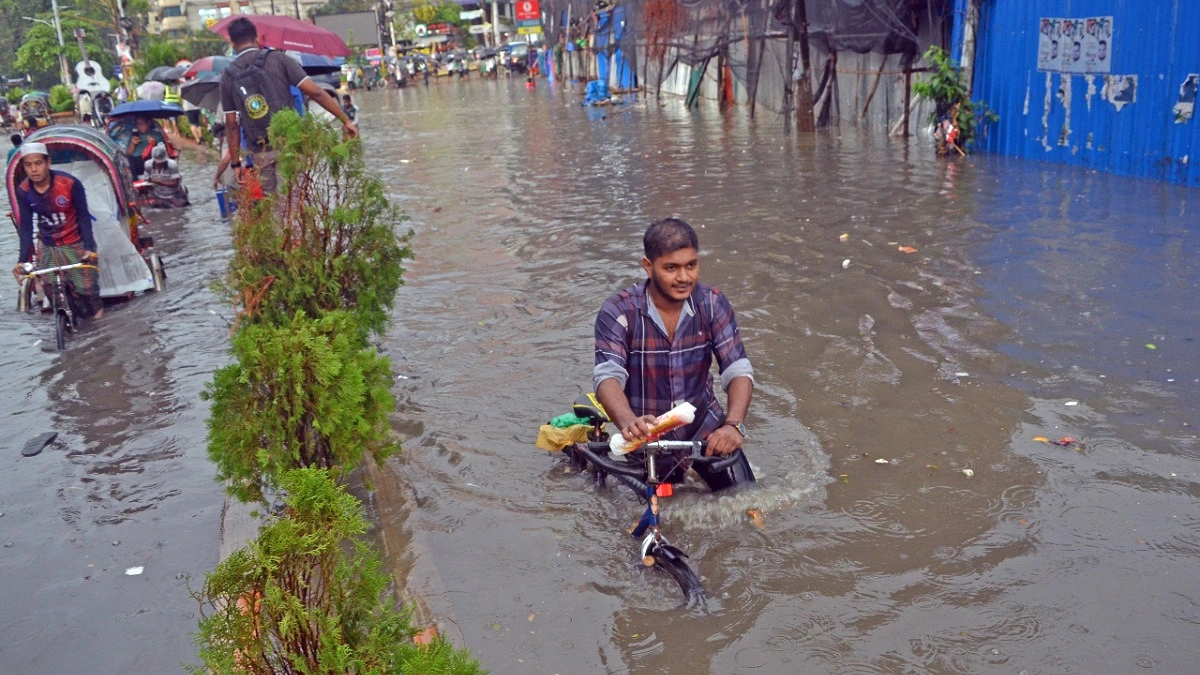জলাবদ্ধতায় দুর্ভোগে সাইকেল চালকরা