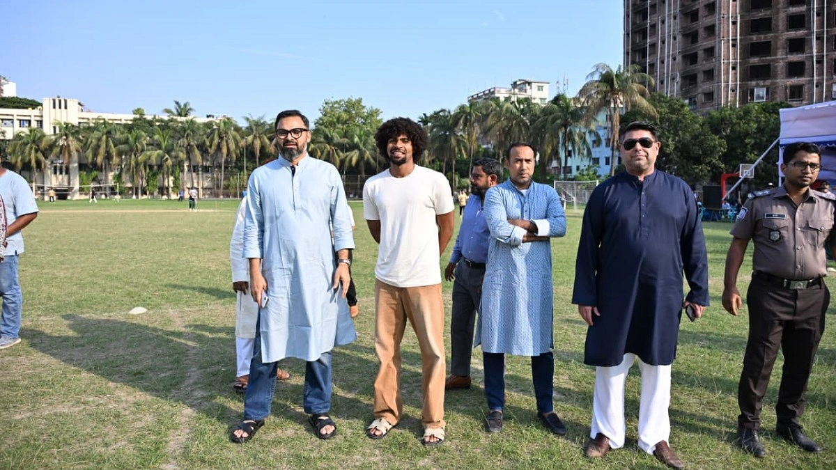 ক্রিকেট ম্যাচ দেখতে মোহাম্মদপুরে হামজা