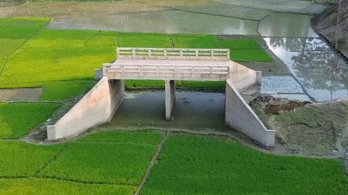 খালের মাঝে ৩৭ লাখ টাকার সেতু, নেই সংযোগ সড়ক