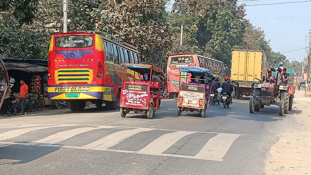 টোল আদায় স্থগিতের আশ্বাসে দিনাজপুরে সড়ক অবরোধ প্রত্যাহার