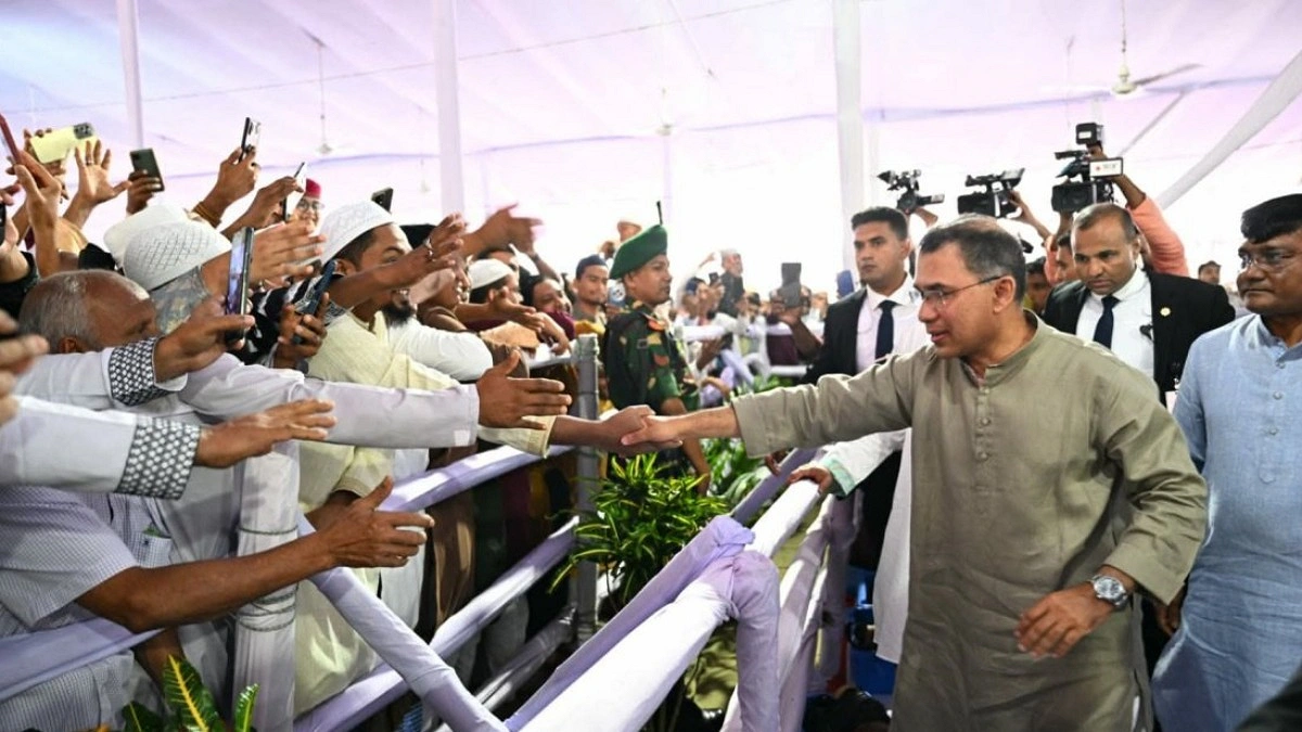 জাতীয় ঈদগাহে মুসল্লিদের সঙ্গে প্রধানমন্ত্রীর ঈদ শুভেচ্ছা বিনিময়