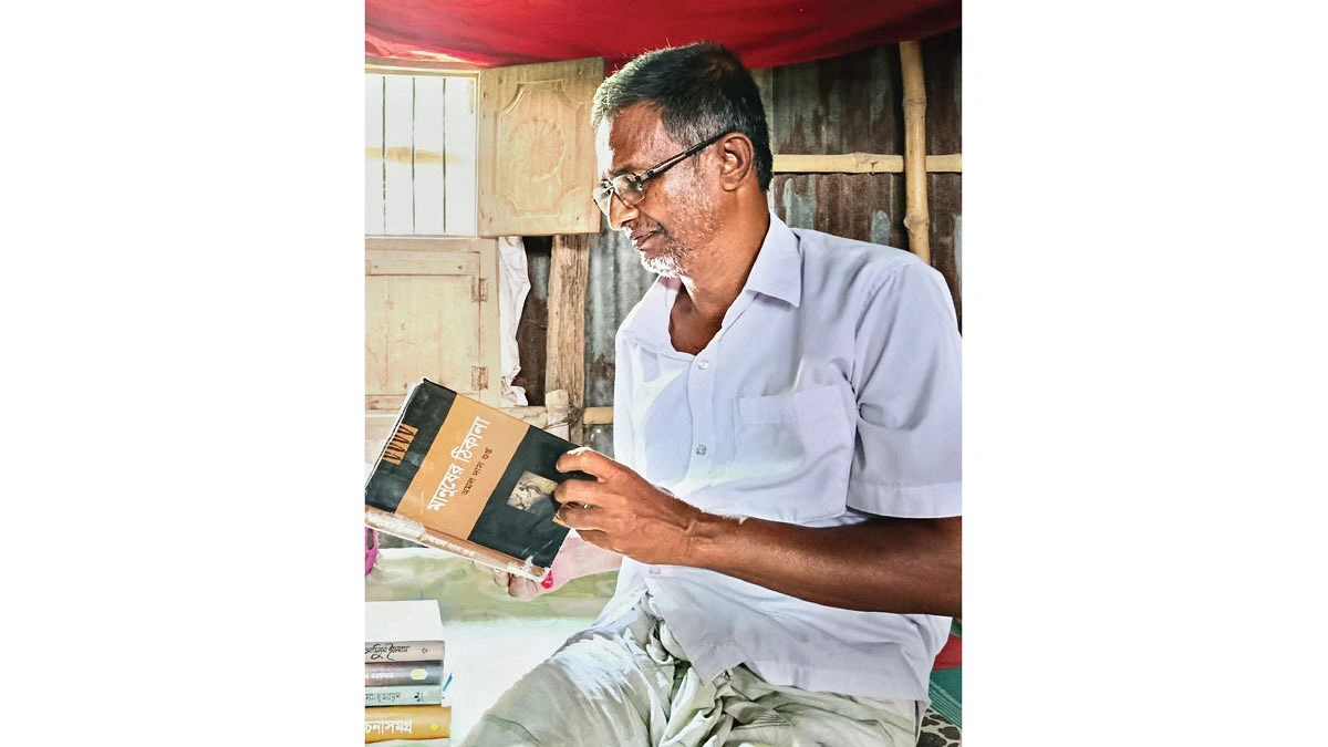 স্কুলে না পড়েও ‘বইয়ের পোকা’