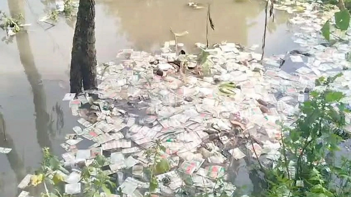 ডোবার পানিতে ভাসছে বিপুল পরিমাণ সরকারি ওষুধ