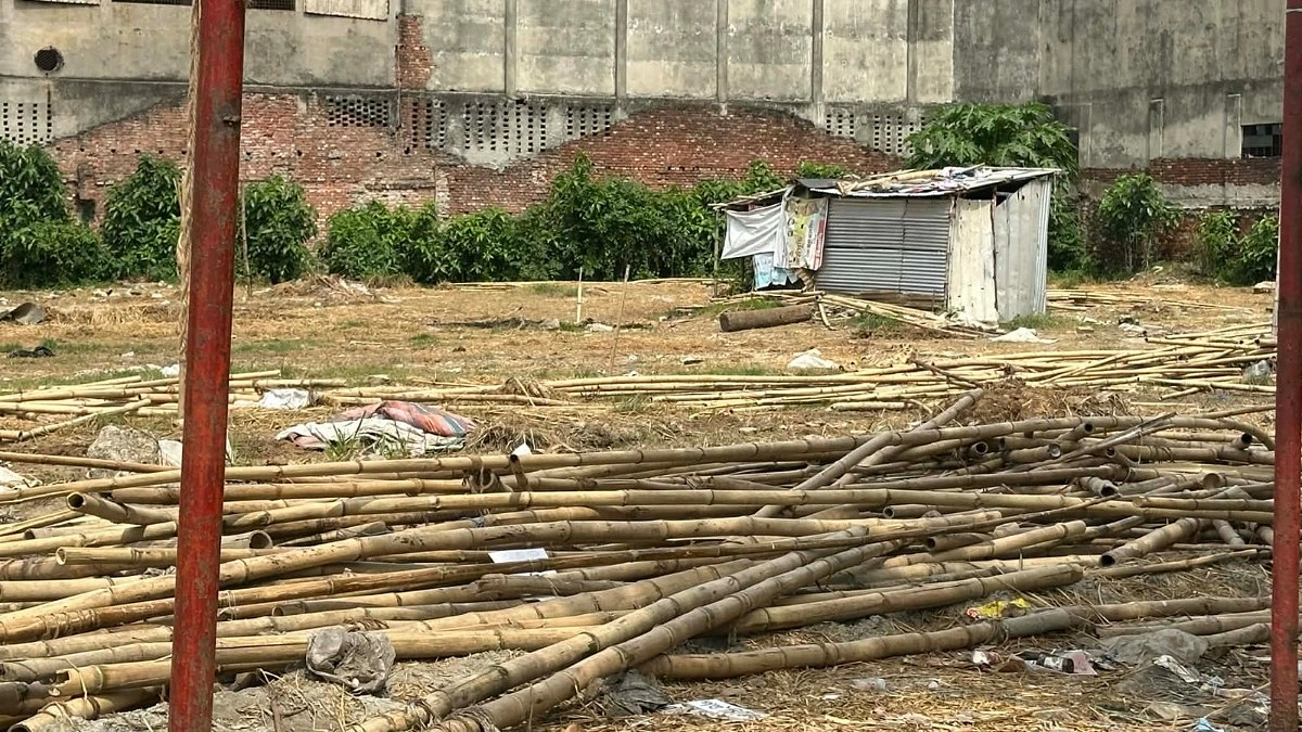হাটের বর্জ্য সরেনি এখনো
