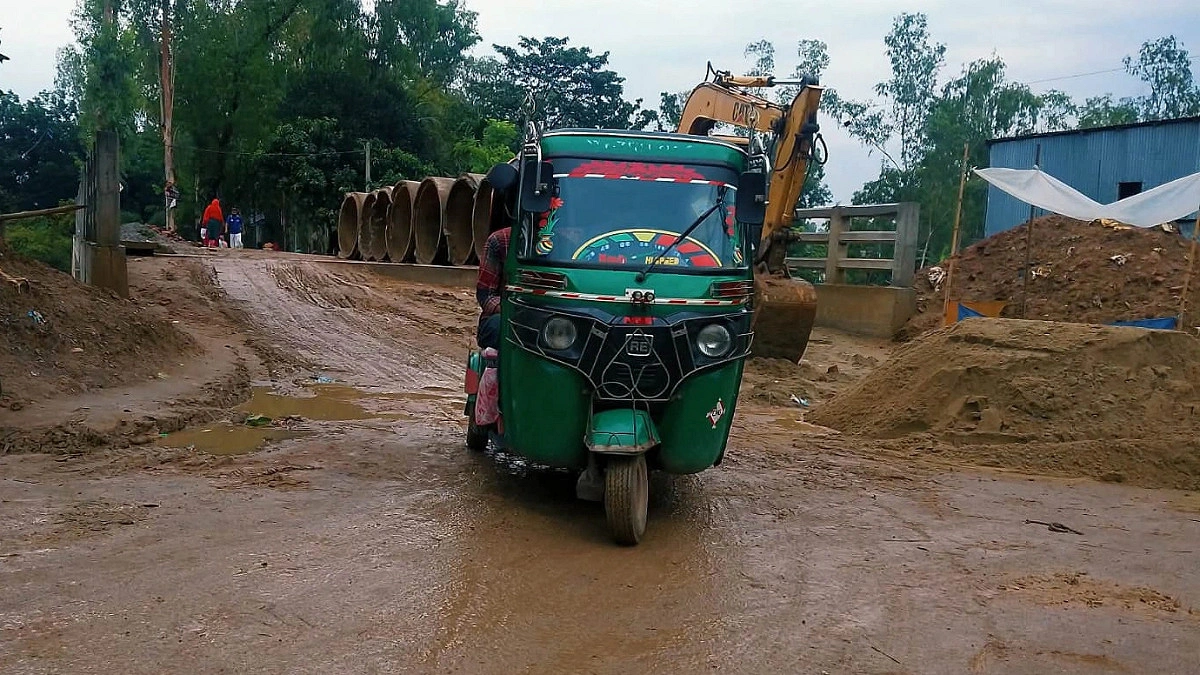 সেতু থাকলেও নেই সংযোগ সড়ক, দুর্ভোগে হাজারও মানুষ