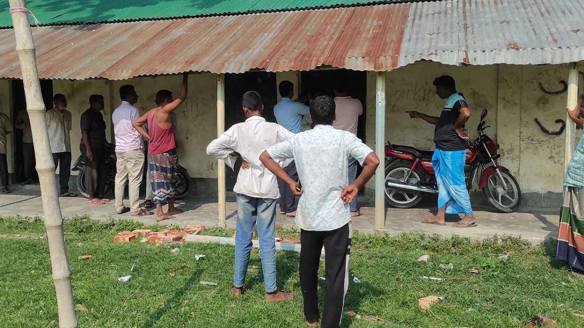 রেজিস্ট্রেশন বিতর্কে বিদ্যালয়ে হামলা-ভাঙচুর, লুটের অভিযোগ