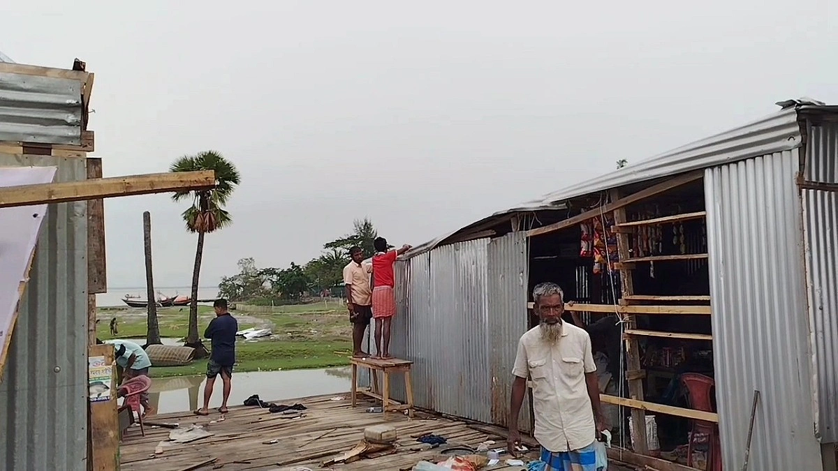 বজ্রপাতে প্রাণ গেল জেলের, ঝড়ে ব্যবসায়ীদের নিরানন্দ ঈদ
