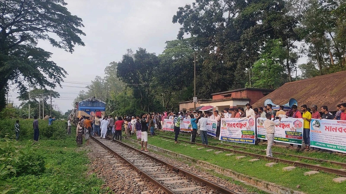 যাত্রাবিরতির দাবিতে ট্রেন থামিয়ে আন্দোলন