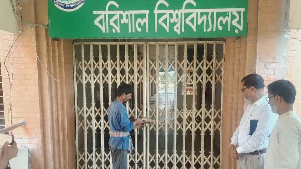 শাটডাউনে প্রশাসনিক দপ্তরের তালা খুললেন ভিসি