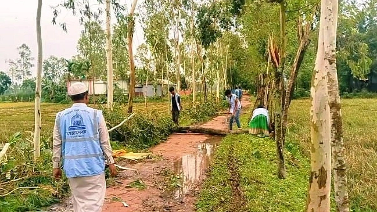 টর্নেডোর আঘাতে বৃদ্ধার মৃত্যু, ক্ষতিগ্রস্ত বহু ঘরবাড়ি