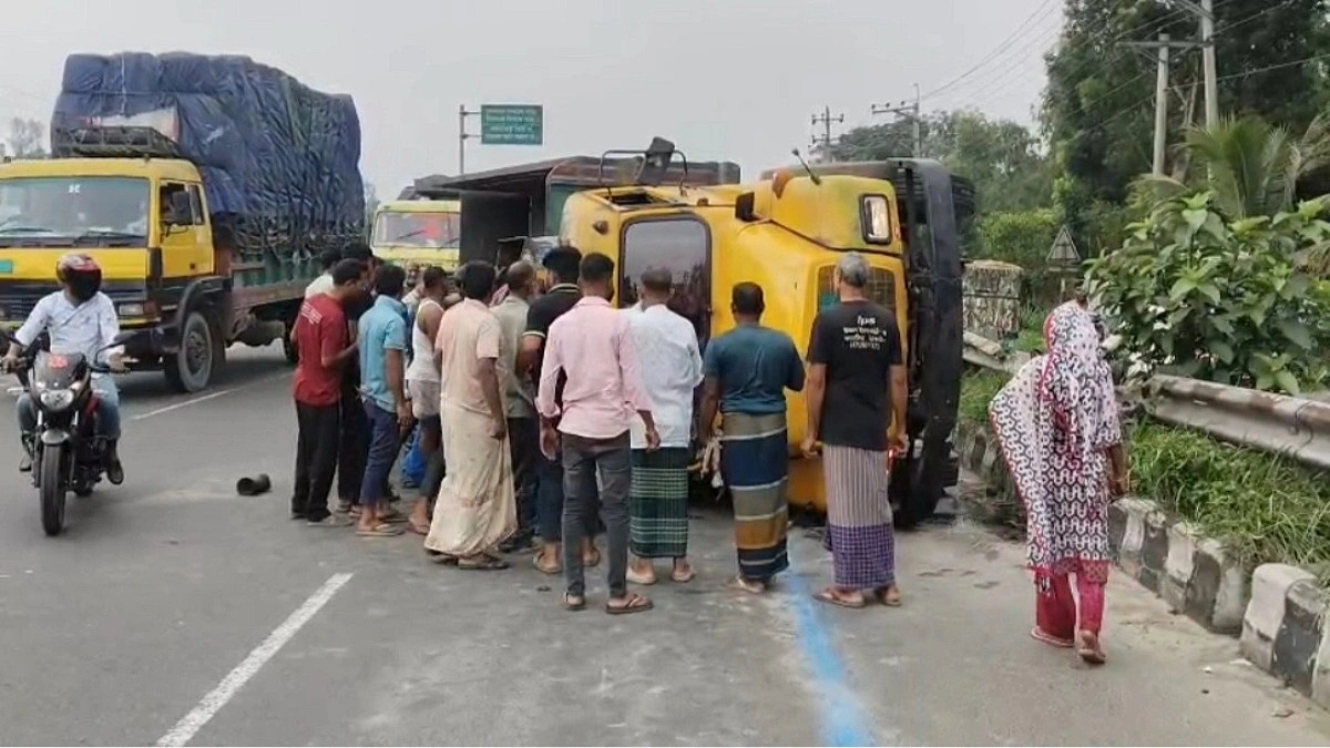 চলন্ত ট্রাকেই ঘুমিয়ে পড়েন চালক, উল্টে গিয়ে মৃত্যু