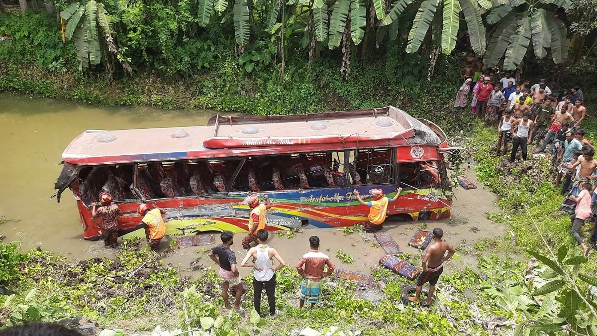 ট্রাকের ধাক্কায় বাস পড়ল পুকুরে, নিহত ৪