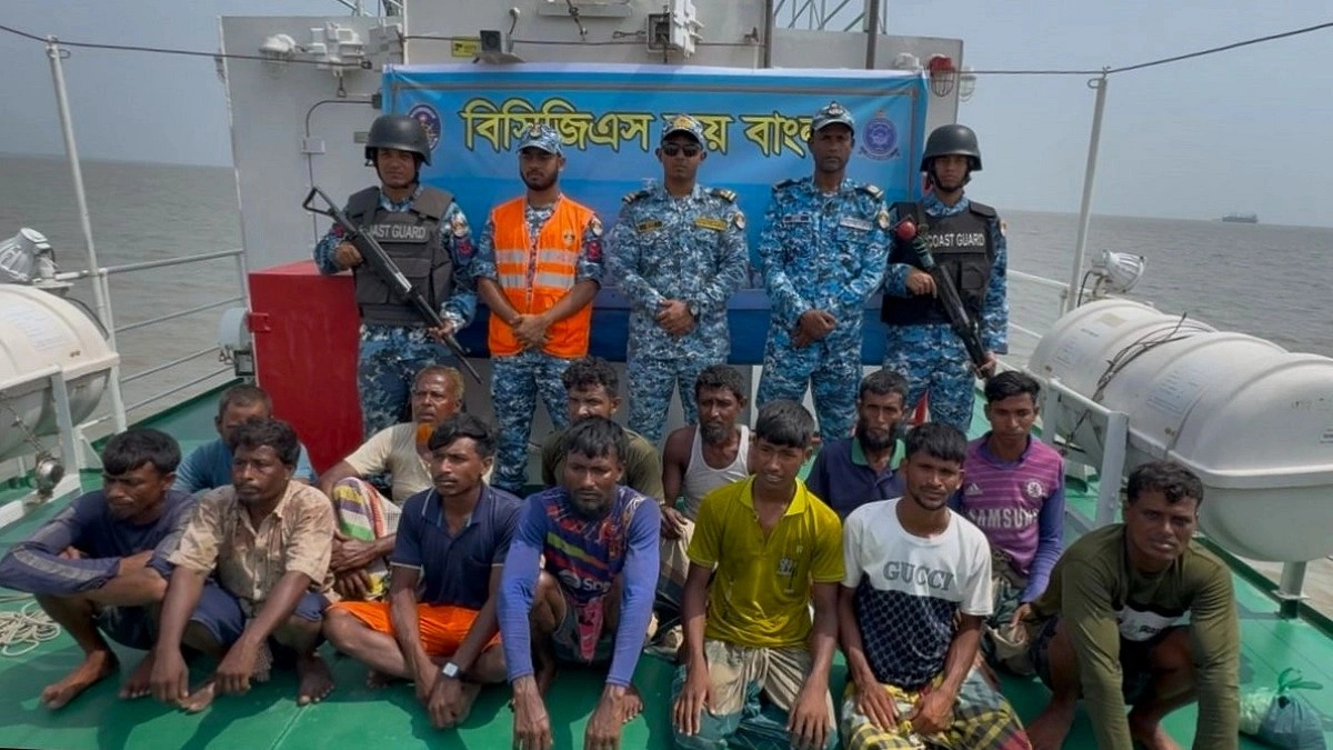 বিকল ট্রলারে ৩ দিন ভাসতে থাকা ১৪ জেলে উদ্ধার