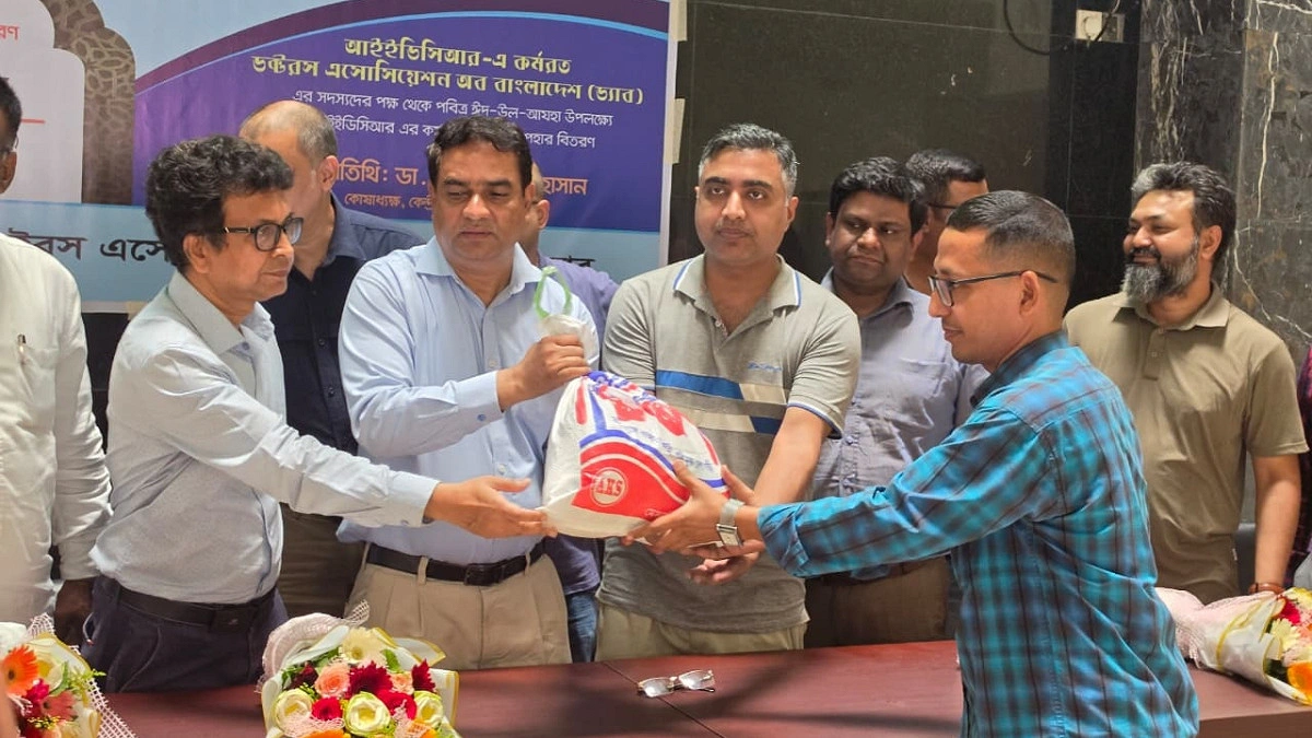 আইইডিসিআর কর্মচারীদের মাঝে ঈদ উপহার বিতরণ ড্যাবের