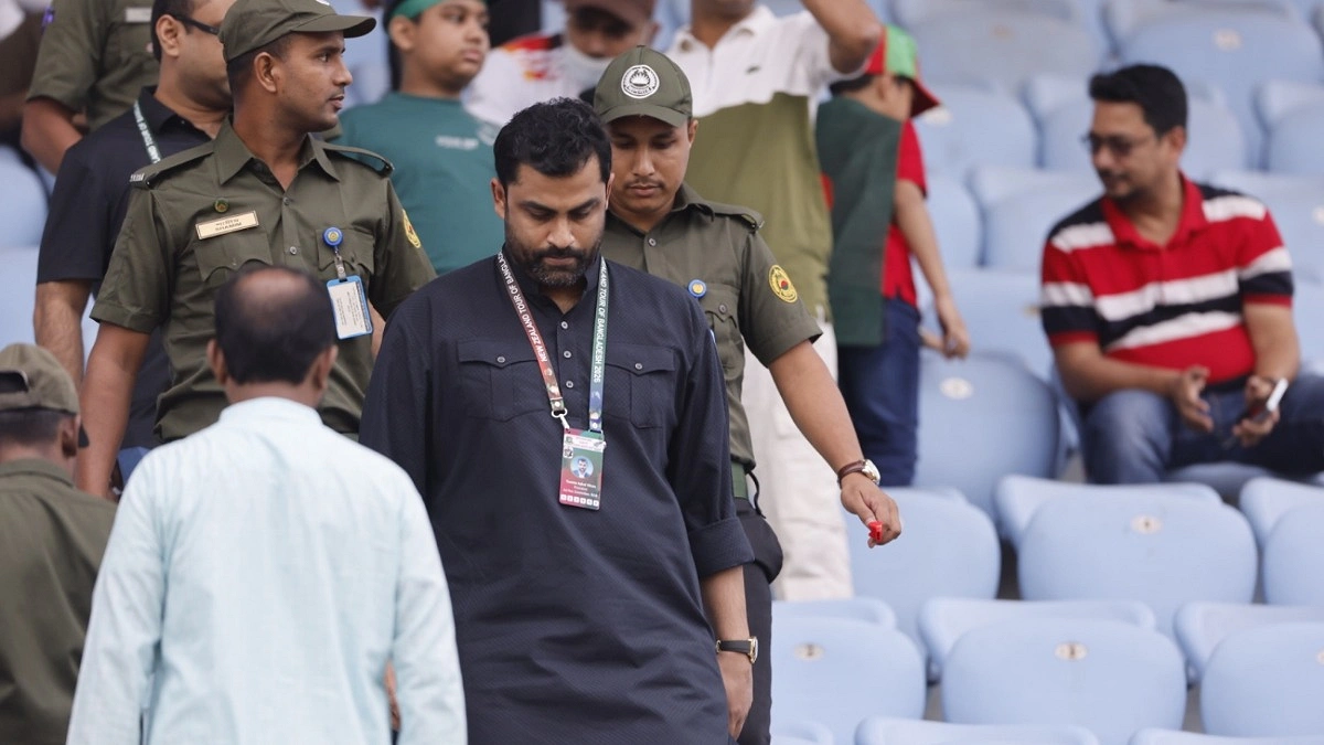 হঠাৎ গ্যালারিতে তামিম, কথা বললেন দর্শকদের সঙ্গে