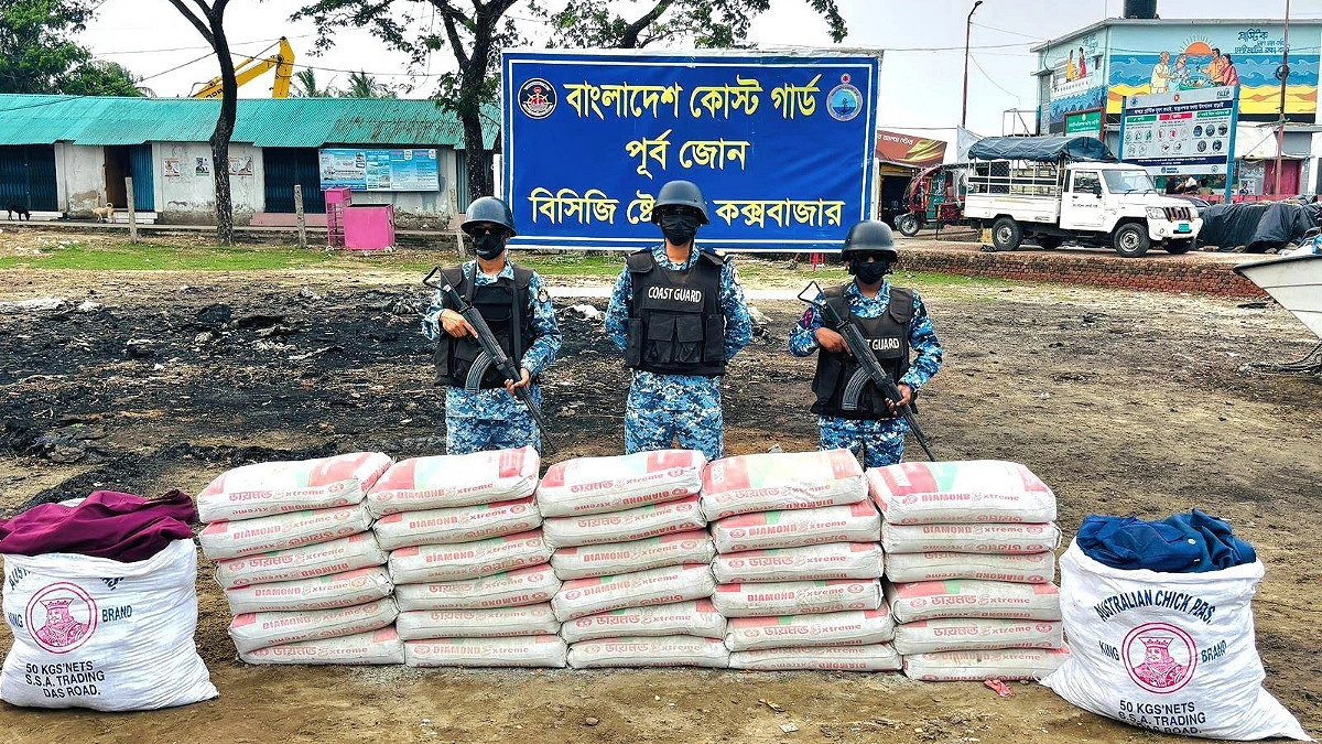মিয়ানমারে পাচারকালে সিমেন্ট ও কাপড়সহ বোট জব্দ