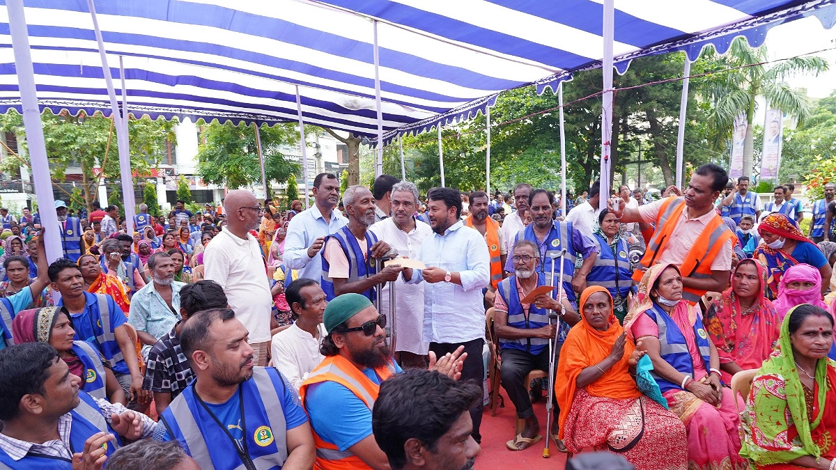 রাসিকের পরিচ্ছন্নতাকর্মীদের মাঝে প্রধানমন্ত্রীর ঈদ উপহার